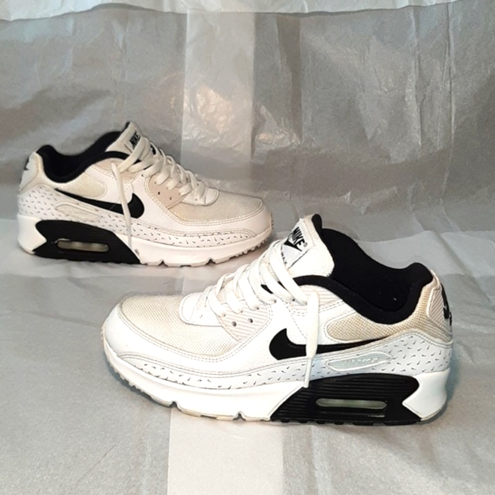 Nike Air Max 90 Retro Sneakers, 7Y = Women 8.5 = Men 7 - Picture 1 of 11